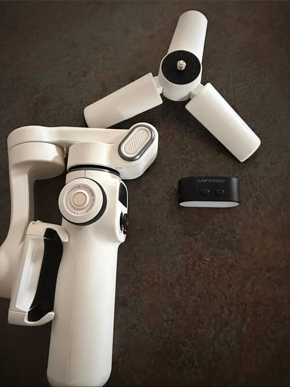 White Handheld Gimbal Stabilizer for Mobile Devices clear screen protector